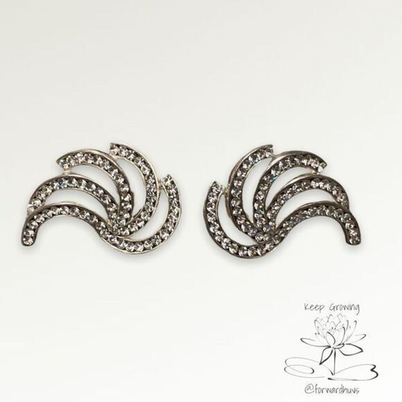 Timeless Sparkle: Vintage Rhinestone Clip-On Elegance - Picture 3 of 8